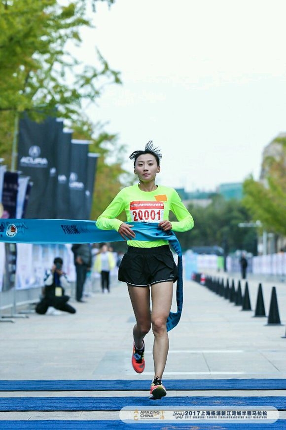 上海10公里精英赛新晋马拉松女神李芷萱反超黑人高手夺冠