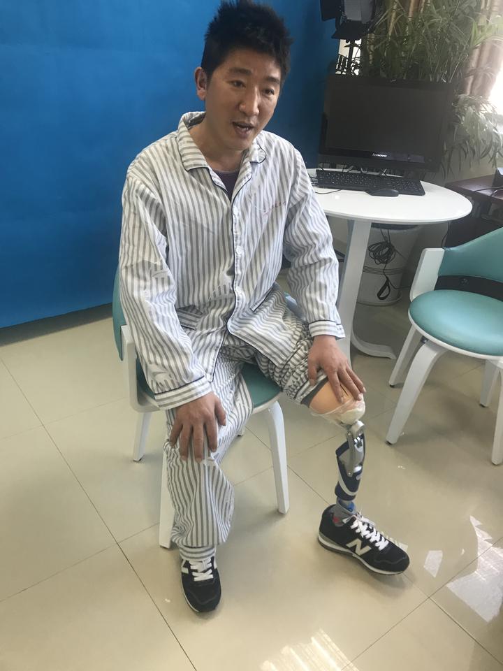 杭州独腿外卖小哥王建生装上假肢,祝福你,愿你今后所