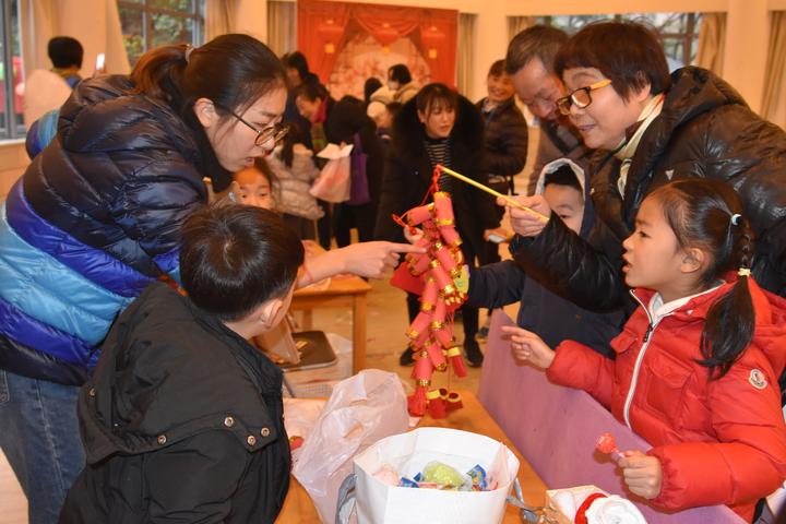 办年货,穿传统服饰,白金海岸幼儿园的伢儿们喜迎新年