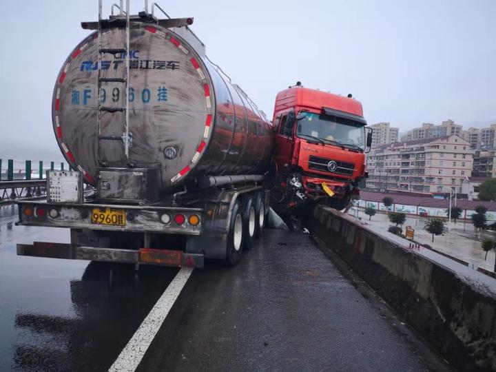 半挂车冲出高架桥,驾驶室悬空20米,车主狂呼救命