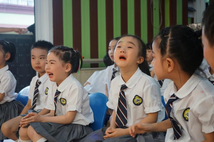 孩子说:这一天,我毕业了,一直一直会记得,小小的幼儿园,大大的回忆!