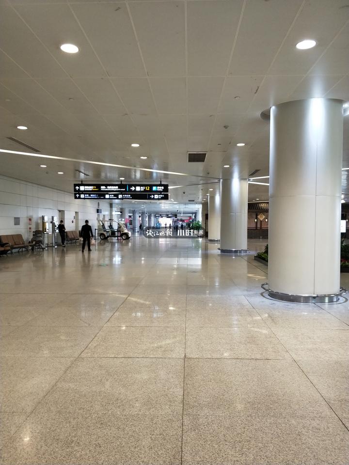 行李手推车一天要消毒四次,今天的杭州萧山机场航站楼