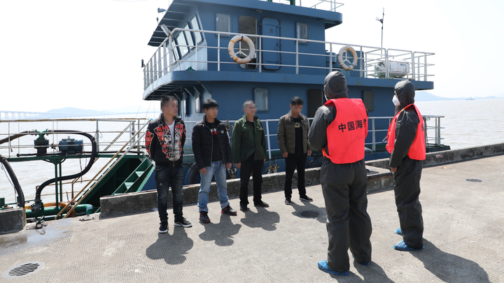 温州海警登船检查,发现船上没人,却装了200吨成品油