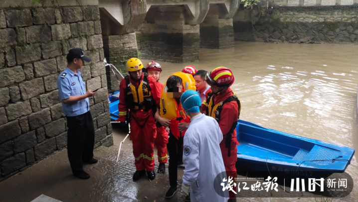 今早杭州九溪小货车冲入河道消防正在救援