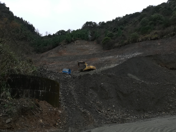 污染隐患,工贸公司先后多次赴安徽,建德,兰溪,萧山,富阳等地考察矿渣