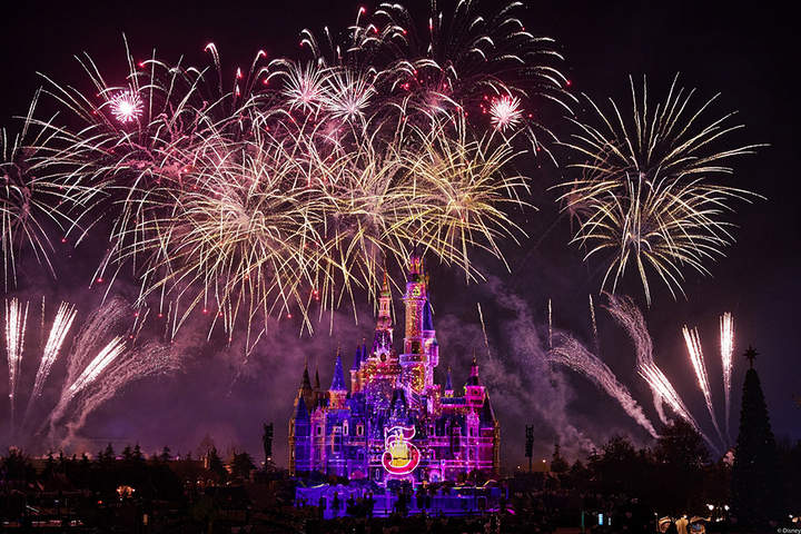 2020年12月31日,上海迪士尼乐园以特别版的绚烂烟花迎接新年.