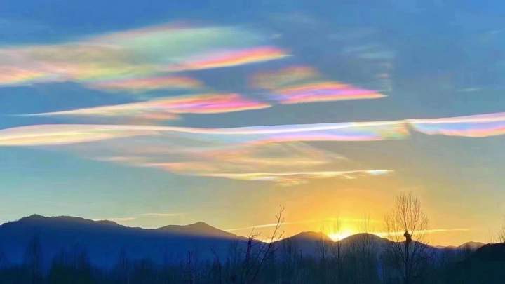 七彩云是指太阳光线与云彩中的冰晶结构产生的自然