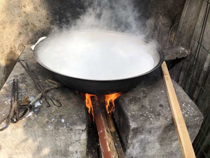 豆腐师傅名叫邵明宏,平日里开一辆运输车跑业务,赚钱辛苦,更懂生活.