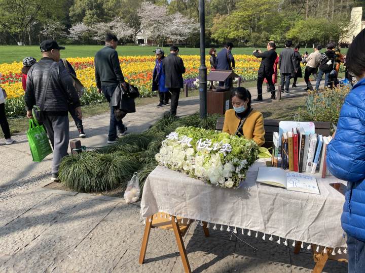 太子湾小书桌今日营业!冯骥才和罗翔的新书热度最高