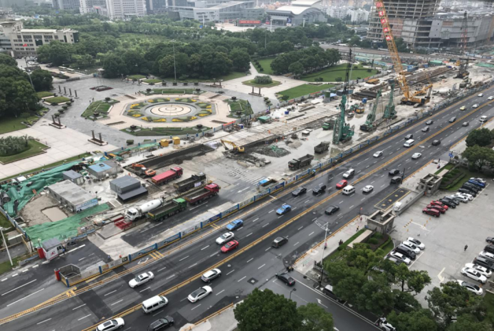 人民广场站为杭州地铁2号线和5号线换乘站,位于金城路与市心中路交叉