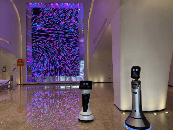 这家未来酒店的机器人太炫酷,迎宾,管家,做冰淇淋……各个贴心又懂事