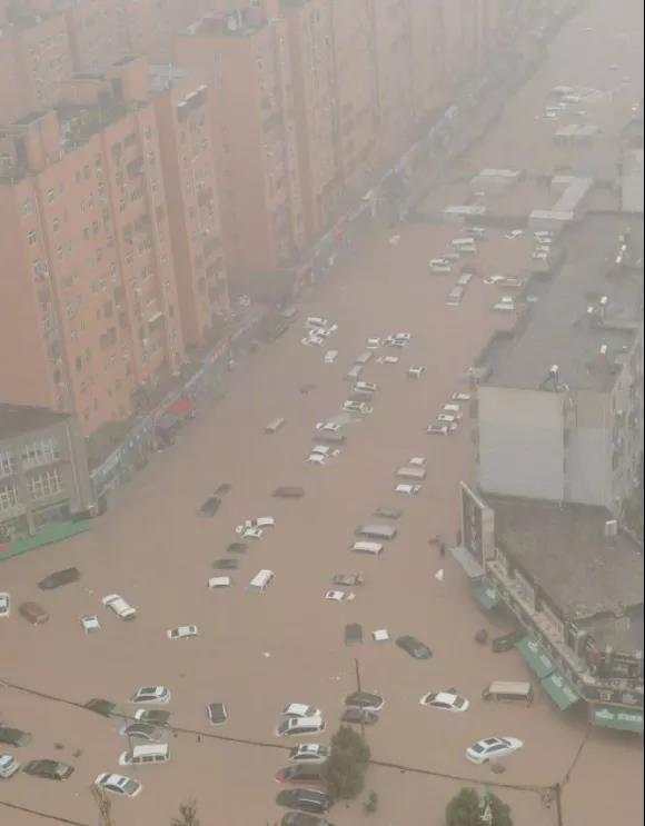 连线郑州特大暴雨令人揪心今夜我们很关心在郑州的亲朋好友