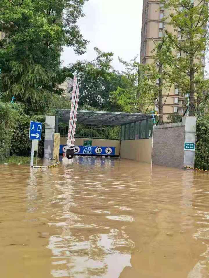 河南暴雨|小时连线:有杭州人出差到郑州至今滞留,有本