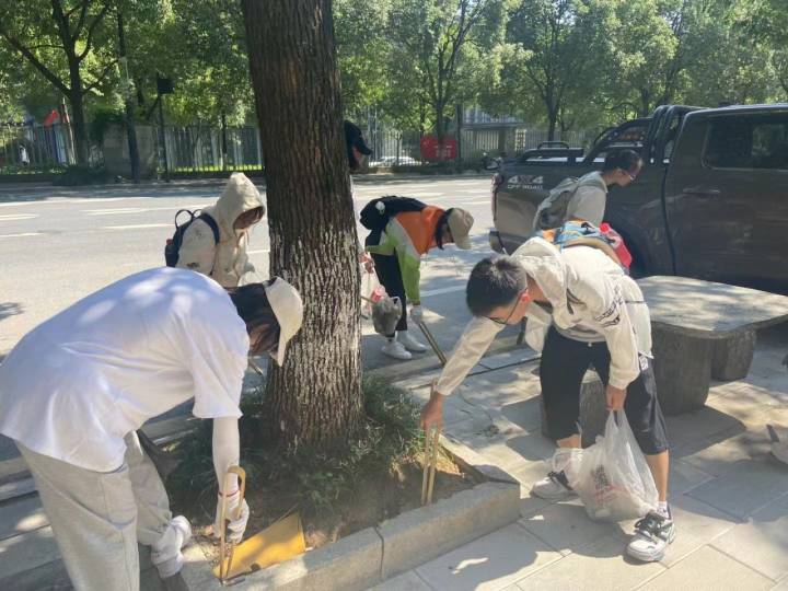 女大学生爱上捡垃圾她倡导的轻运动乐环保风吹进杭州高校