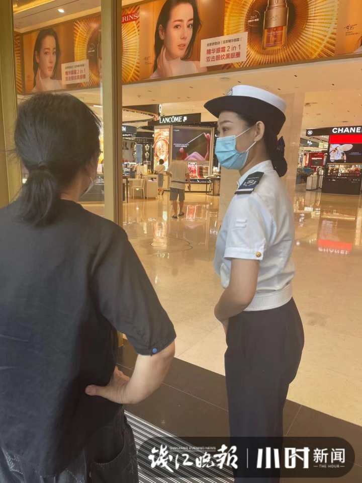 有颜有能力,杭州商场新上线的女保安火了 ,直接有阿姨问"想嫁在杭州吗