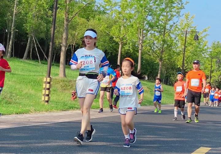是他们,拿到了杭州女子马拉松亲子跑幸运名额!