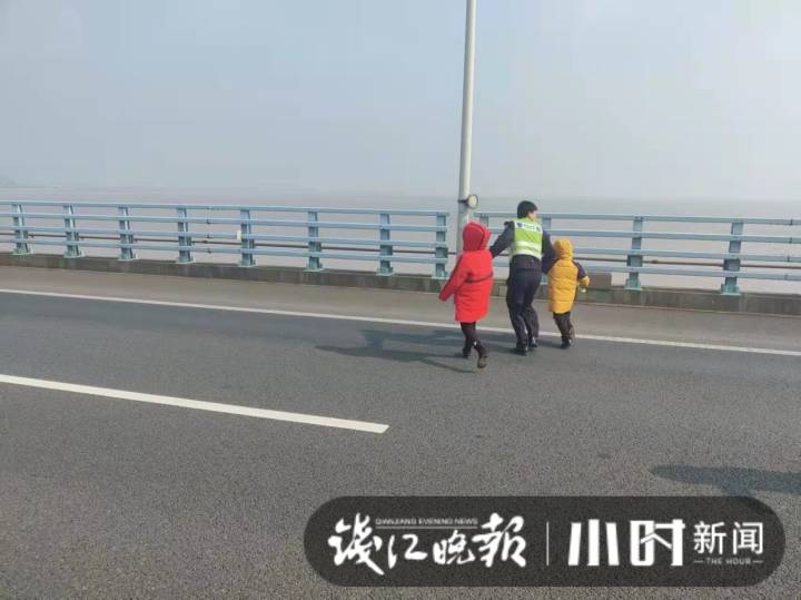 二娃滞留在车流如织的高速公路上危急时刻馒头哥出手了