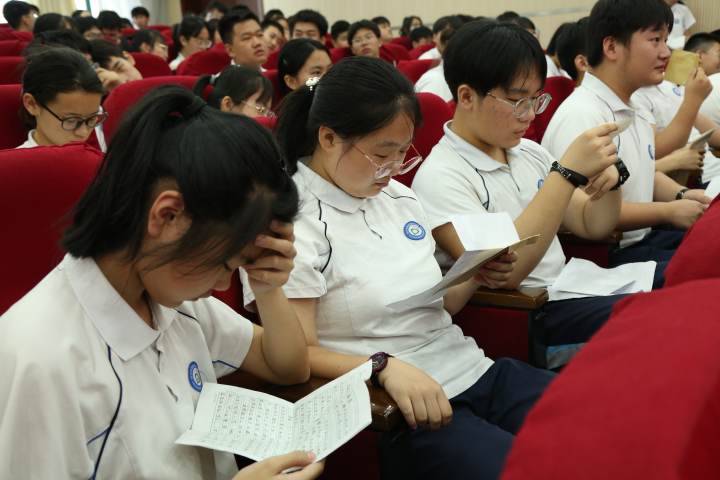 青春逐梦记忆留夏杭州市明珠实验学校举行了毕业典礼