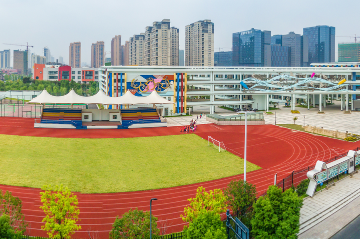 信息港小学:在求索中不断奔腾,与孩子们一起走向未来