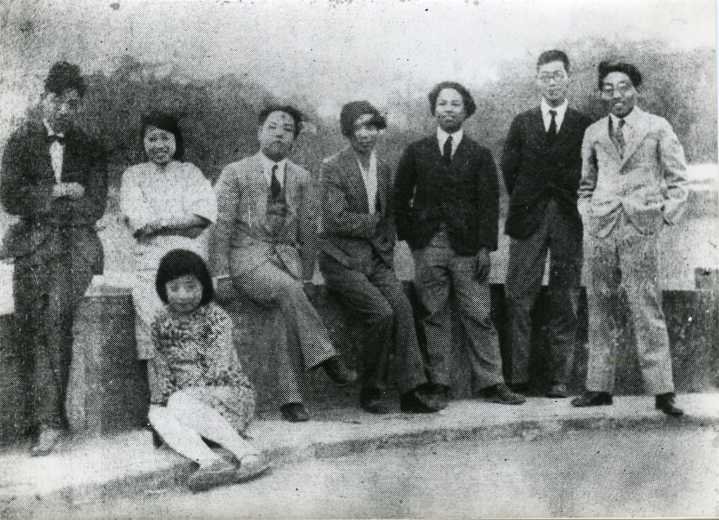 1930年代初"开明书店"聚会,前排左二为章锡琛,左三为索菲,二排左四为