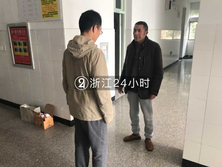 六旬宿管大爷,全程陪偷玩手机的学生罚站