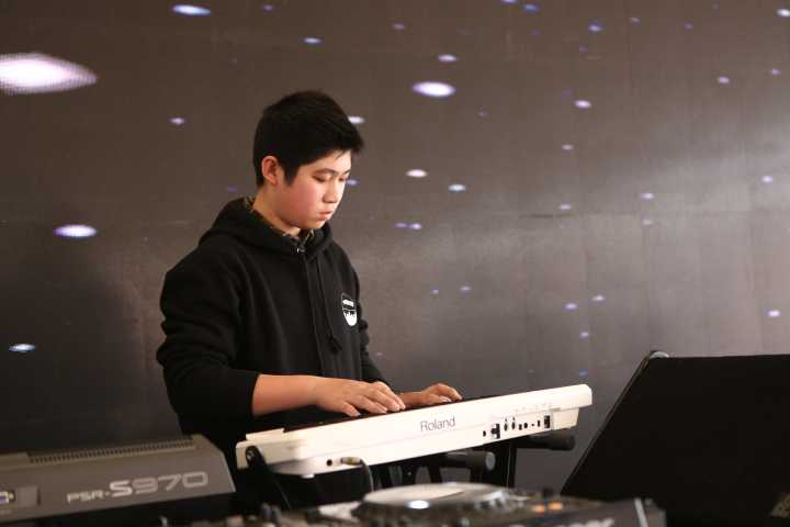 图2,008乐团合成器陈晴川在现场表演.jpg