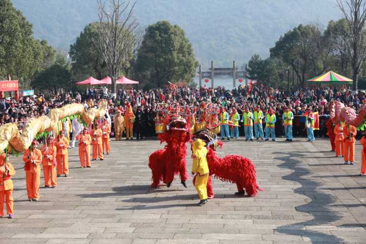 下孙文化村:新年踩岁,锦鲤放生许愿