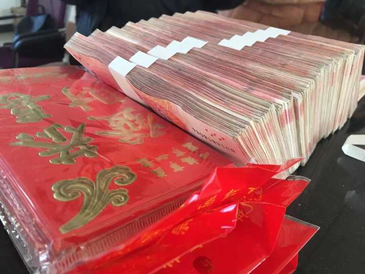 有人在村里"赤果果"地发成捆钞票