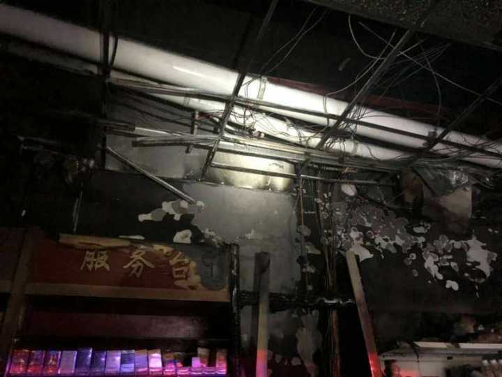 突发杭州九堡沿街商铺起火消防救出一家三口