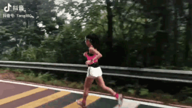 除了跑步,唐红芳还喜欢去健身房