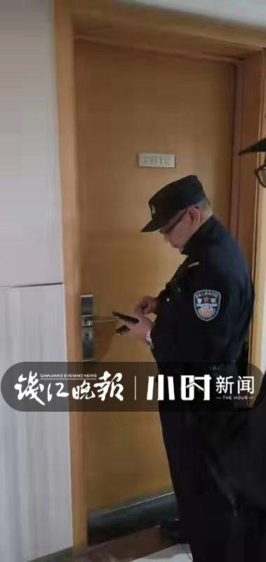 民警陈鹏一直在门口拍门劝说.jpg