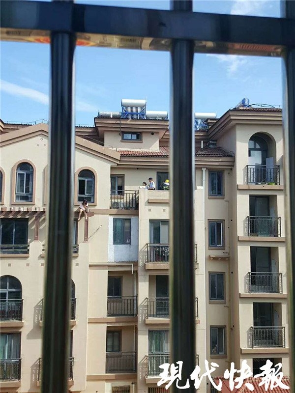 女子与男友吵架后欲跳楼,危急时刻被消防员一