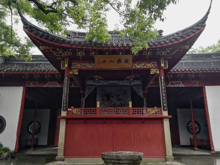 夜晚,站在晓霞弄的上山台阶上,回看鹅卵石台阶和稍远处的望仙阁,有种