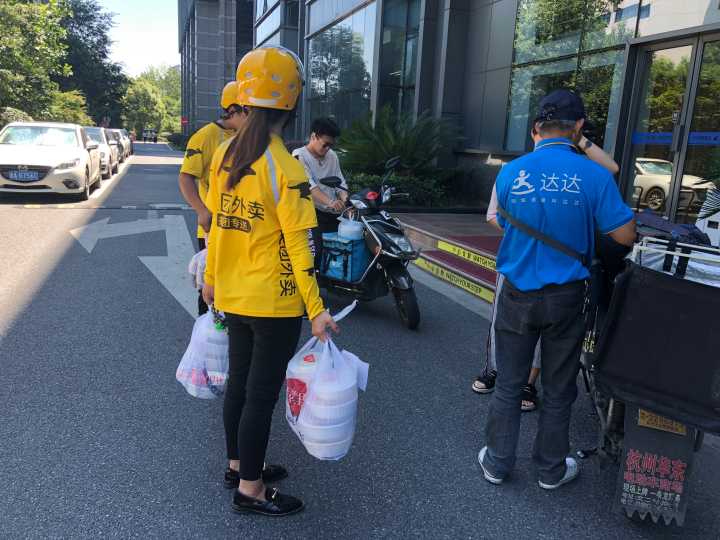 万花丛中一点红今年三八节,美团外卖发布女骑手大数据,每100位骑手中