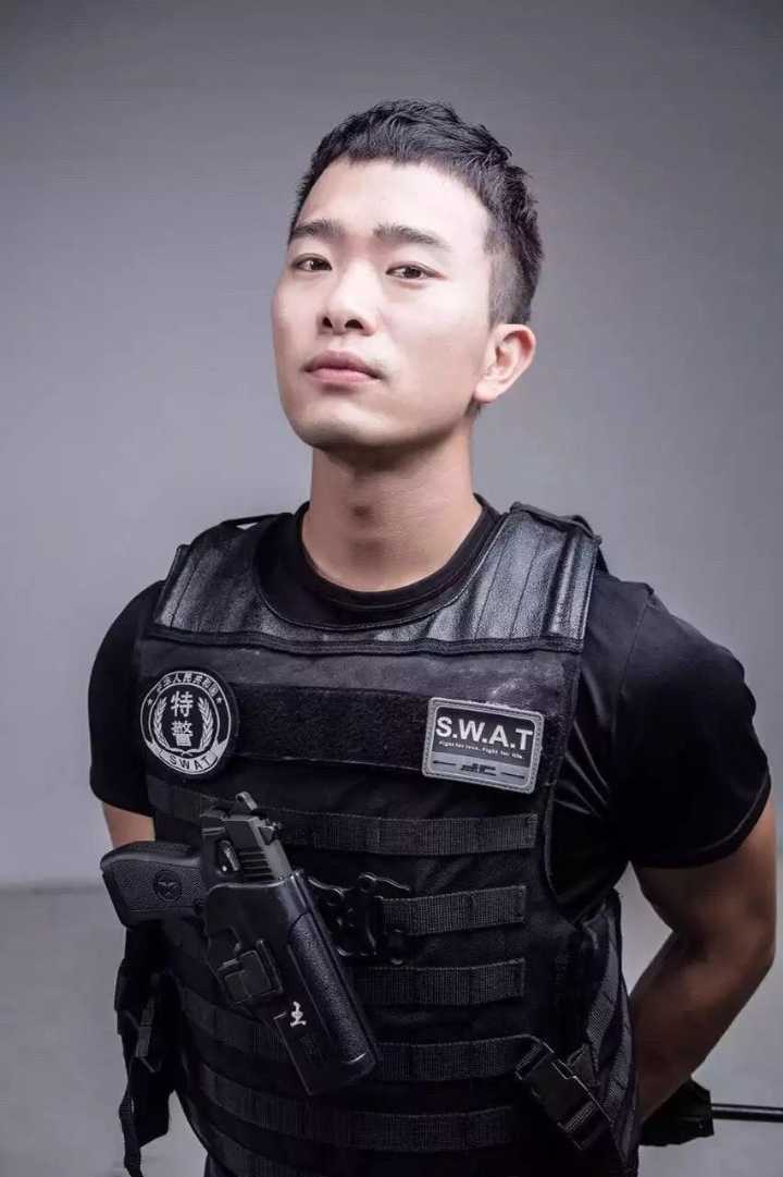 也许是浙江最擅长擒拿格斗的型男了浙江特警正在进行的这项比赛燃爆