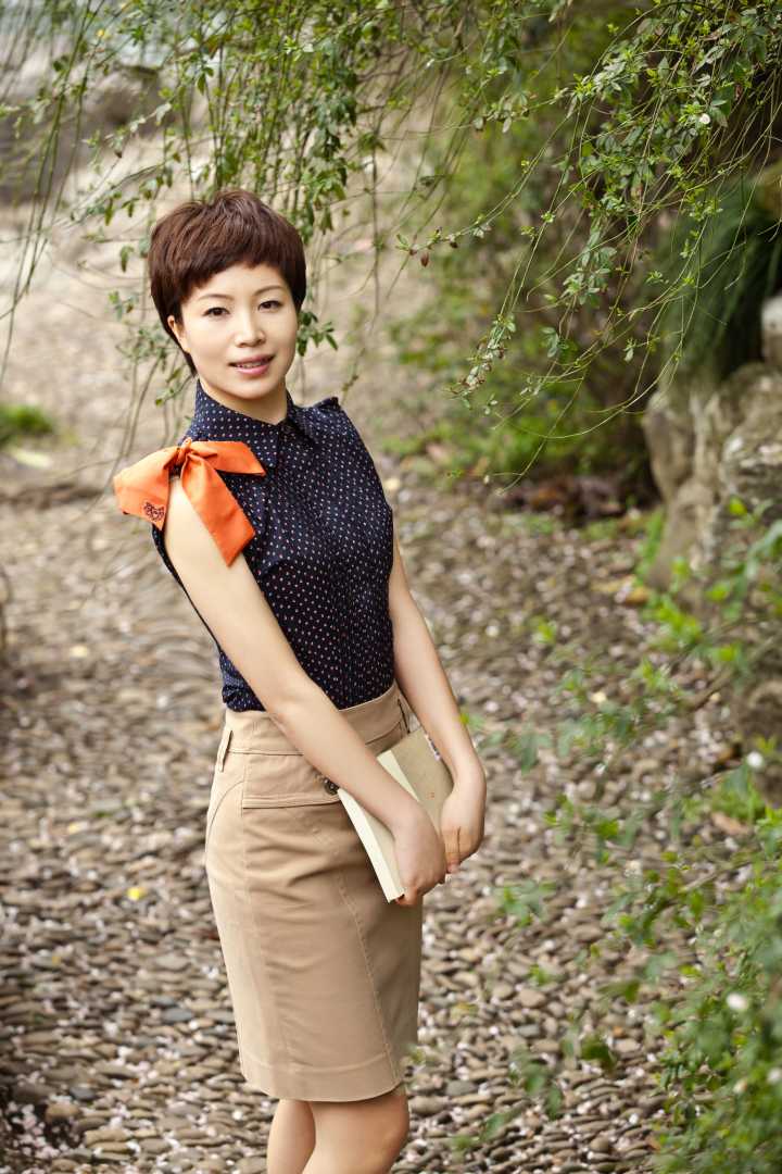 一个多么了不起的老师啊,郑英老师的确非常棒:从教18年,班主任就做了