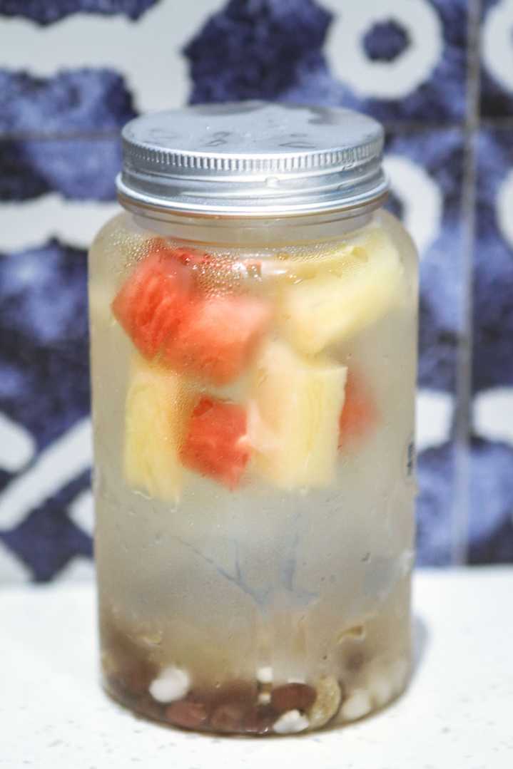 用天然海草石花菜制作的石花膏,加上时令水果,野生蜂蜜,薏仁红豆,甜蜜