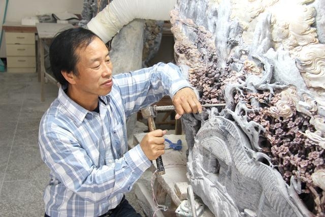 张爱光青田石雕刀锋下铺展的青山绿水