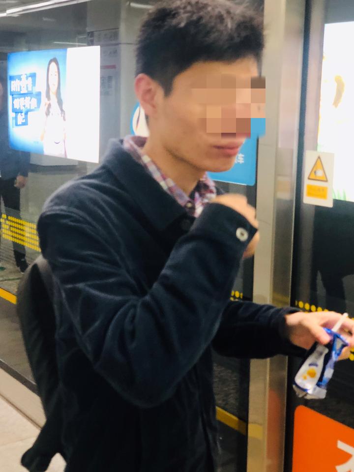 女侠杭州地铁站姑娘抓住了前两天偷拍她裙底的猥琐男视频全程高能
