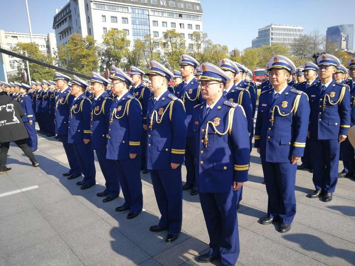 告別橄欖綠換上火焰藍浙江省消防救援隊伍今起陸續換裝