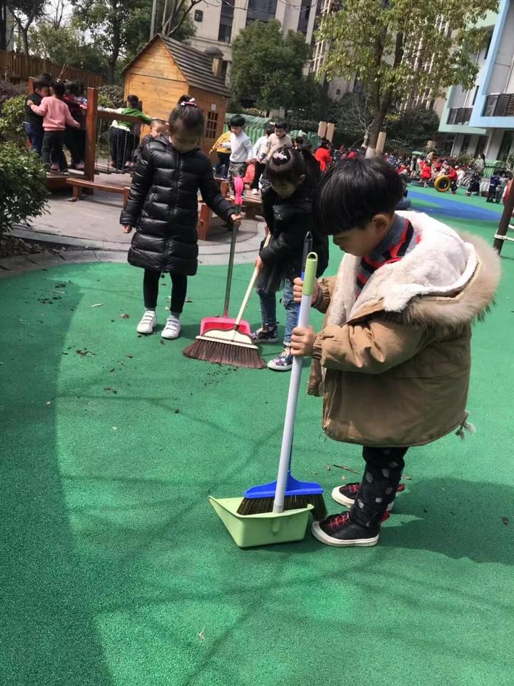 學雷鋒這群幼兒園孩子互幫互助真暖