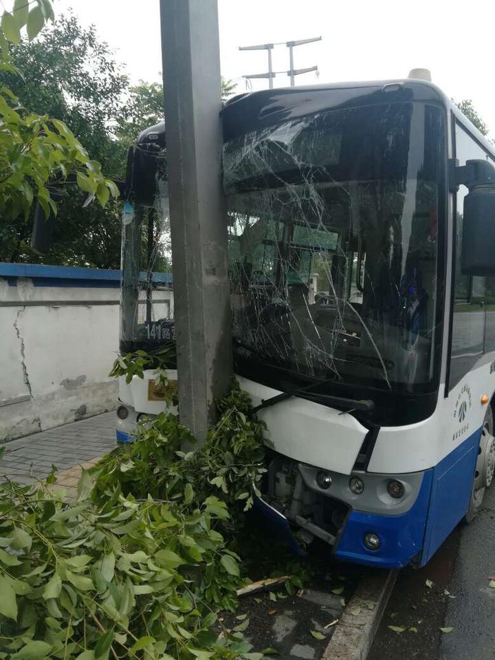 溫州公交司機開車低頭看手機,車子撞上鐵柱,兩名乘客受傷