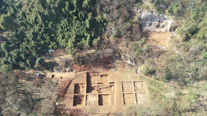 2001年,杭州市文物考古所在望江路北側清理出德壽宮的南宮牆,東宮牆及