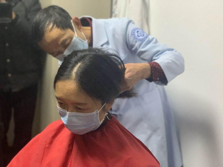致敬逆行者驰援武汉前市中医院的护士剪短了她的长发