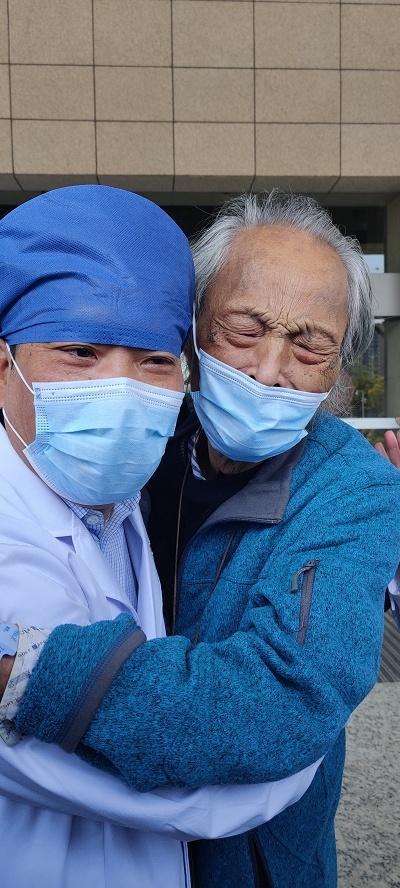 躺在病床看夕陽的87歲老人今天出院這張照片背後有更多令人淚目的故事