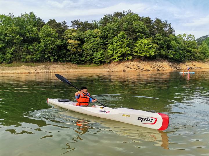 皮划艇,桨板,独木舟…千岛湖红叶湾的五一水上旅行,他们玩出了n种