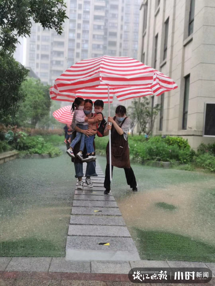 钱江晚报小时新闻暴雨天，宁波一幼儿园这组“伞照”刷屏，很多人看完默默感动