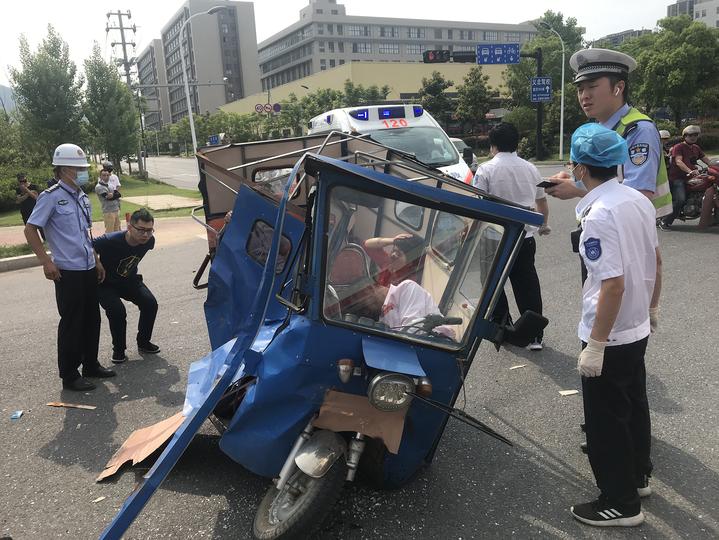 钱江晚报-小时新闻义乌消防员救援时发现伤者是岳父岳母，竟然这样做…