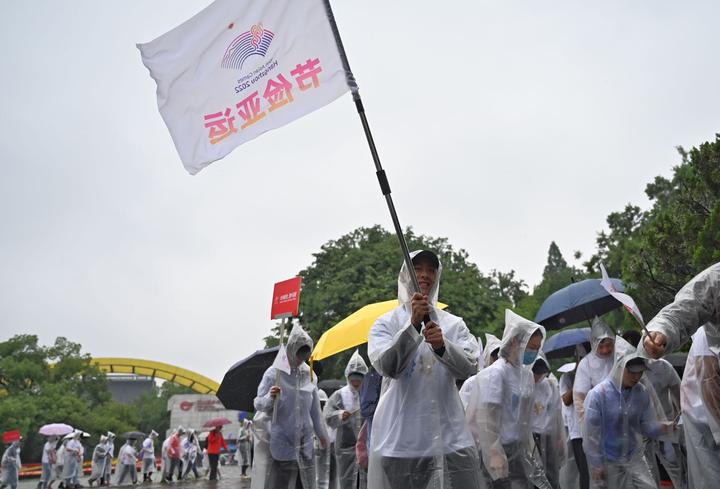 近四百名"亚运人"雨中毅行西湖,为杭州亚运会助力