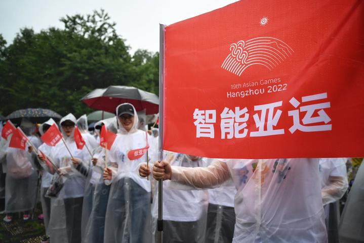 近四百名"亚运人"雨中毅行西湖,为杭州亚运会助力